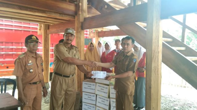 Penyerahan Bantuan oleh PMR Wira 467 kepada Petugas Penanggulangan Bencana Alam Kab. Sidrap